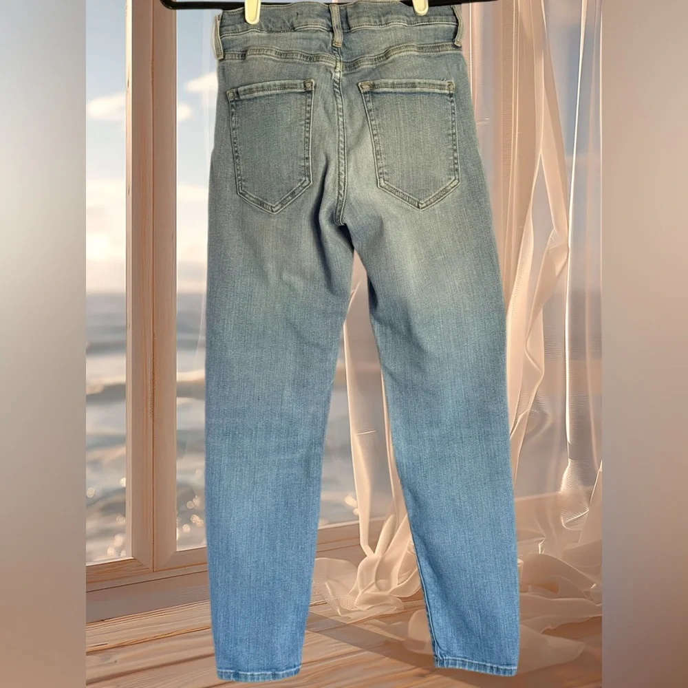 Banana Republic Premium Denim Mid-Rise Light Wash Crop Skinny Jeans Size… - Picture 2 of 4